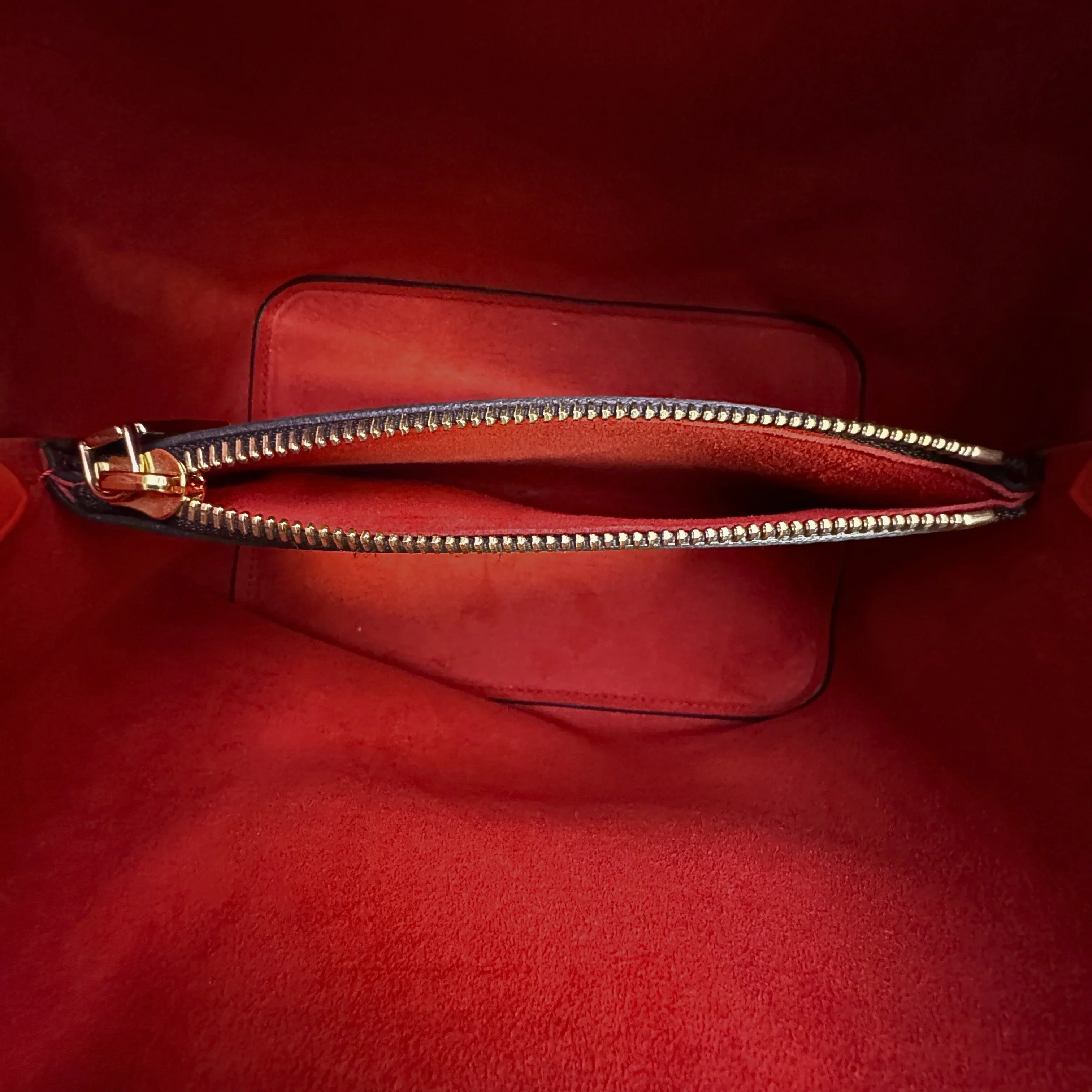 Louis Vuitton NeoNoe MM Monogram Shoulder Bag - Image 7